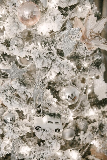 Foto weihnachtsbaum mit schönem spielzeug stilvolle weihnachts- und neujahrsdekoration