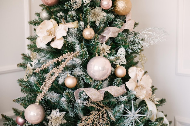 Weihnachtsbaum mit schönem spielzeug stilvolle weihnachts- und neujahrsdekoration