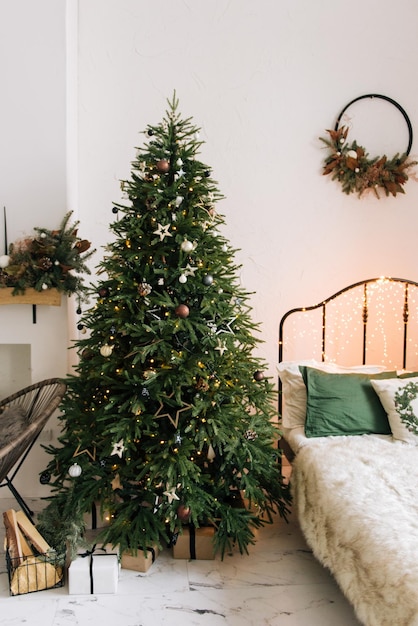 Weihnachtsbaum mit schönem Spielzeug stilvolle Weihnachts- und Neujahrsdekoration