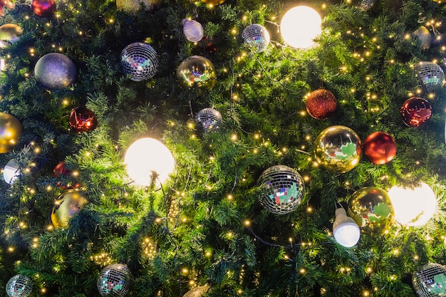 Weihnachtsbaum mit schönen Lichtern geschmückt