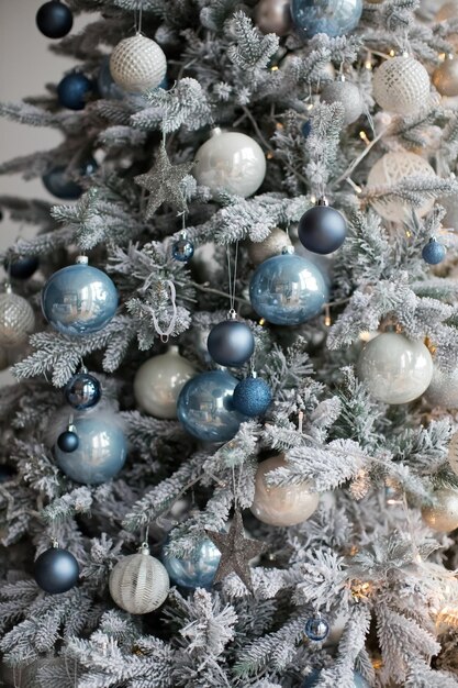 Weihnachtsbaum mit silbernen und blauen Dekorationen und Lichtern Gemütlicher Weihnachtsbaumhintergrund