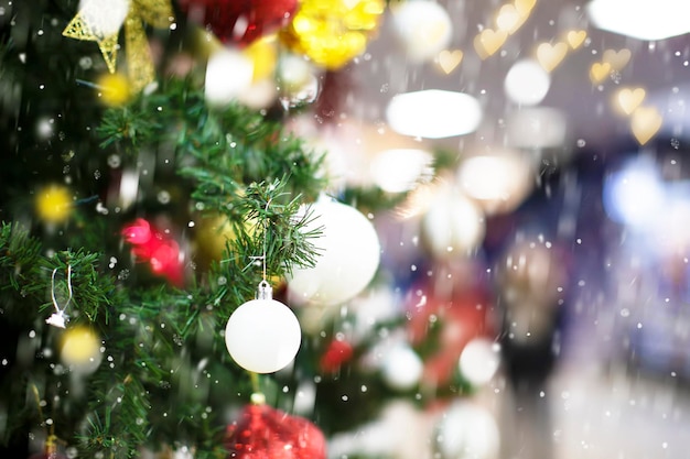 Weihnachtsbaum mit Spielzeug auf Bokeh-Hintergrund Weihnachten Januar Hintergrund