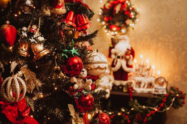 Weihnachtsbaum mit Spielzeug auf dem Hintergrund des Kamins im Innenraum