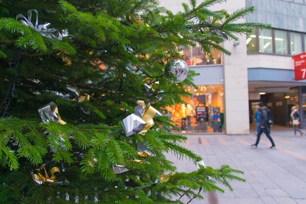 Weihnachtsbaum mit Spielzeug auf der Straße