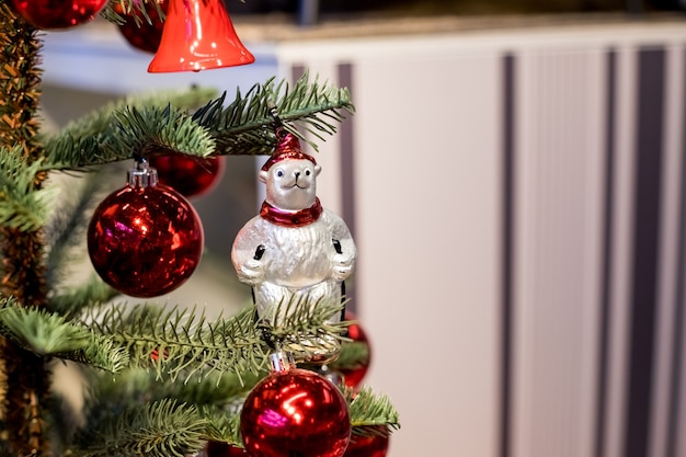 Weihnachtsbaum mit Spielzeug im Innenraum.