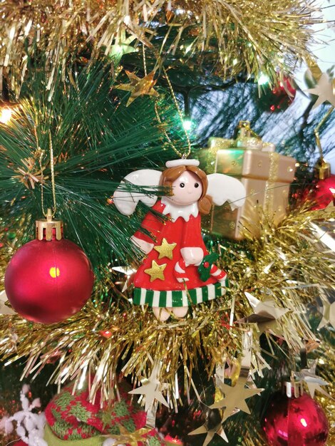 Weihnachtsbaum mit Spielzeuggirlanden und einem Engel