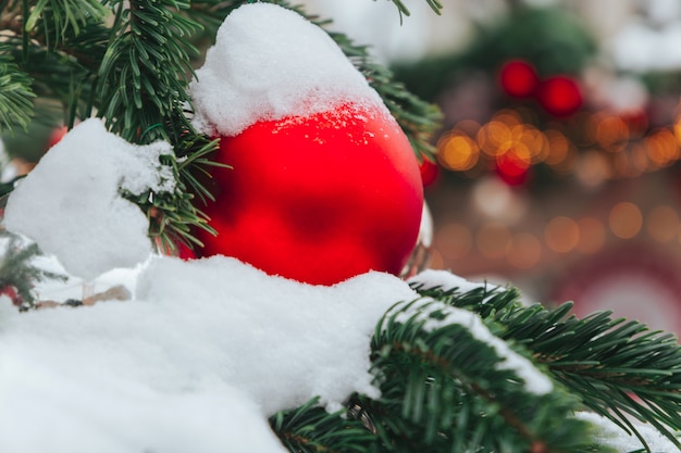 Weihnachtsbaum mit Weihnachtsdekorationen und Schnee