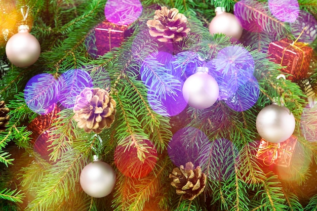 Weihnachtsbaum mit Weihnachtskugeln wallpaper Weihnachtsbaum als Hintergrund