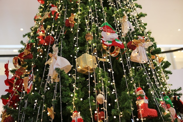 Weihnachtsbaum mit Ziergegenständen für Weihnachtszeit und Wintersaisonhintergrund.