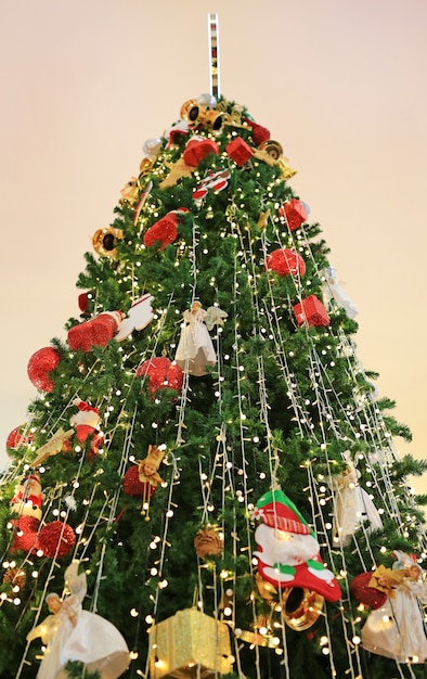 Weihnachtsbaum mit Ziergegenständen für Weihnachtszeit und Wintersaisonhintergrund.