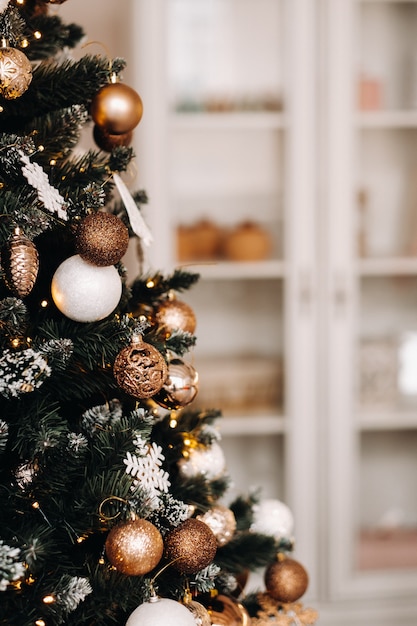 Weihnachtsbaum-Nahaufnahme. An Silvester ein geschmückter schneebedeckter Weihnachtsbaum.