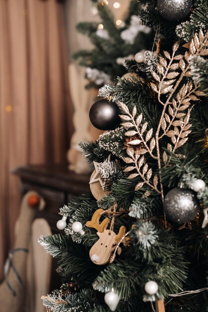 Weihnachtsbaum-Nahaufnahme. An Silvester ein geschmückter schneebedeckter Weihnachtsbaum.