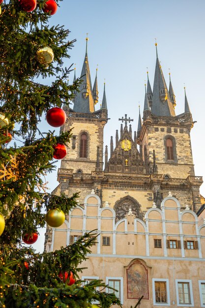 Weihnachtsbaum und Dekorationen auf dem Altstädter Ring in Prag Tschechien