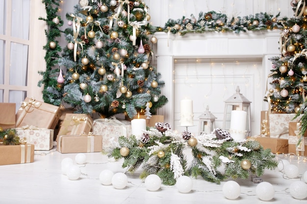 Weihnachtsbaum und Dekorationen im Wohnzimmer