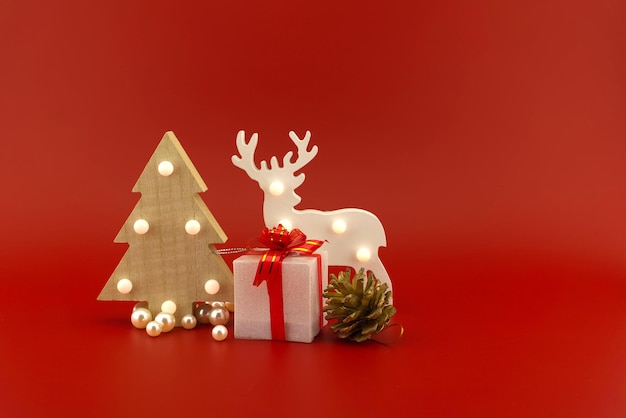 Weihnachtsbaum und Geschenkbox mit Rentier und Kegel