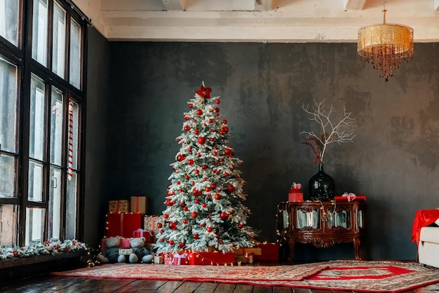 Weihnachtsbaum und Geschenkboxen in der Nähe des Fensters Hochwertiges Foto