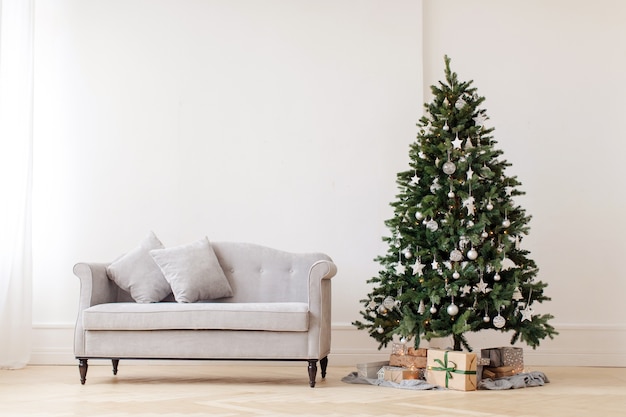 Weihnachtsbaum und graue Couch