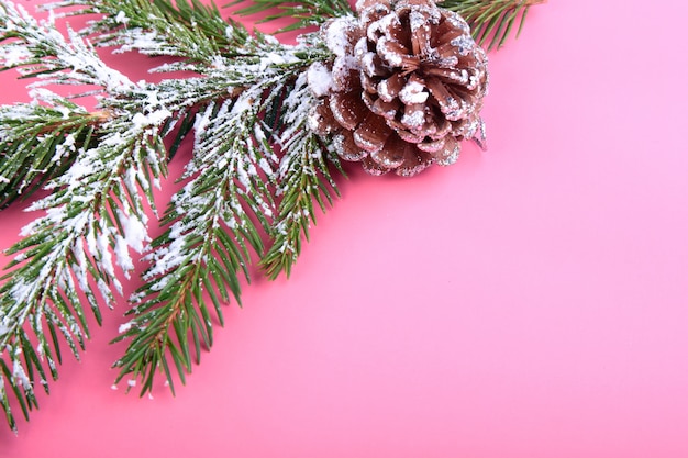 Weihnachtsbaum und Kegel, bunte Geschenkbox des neuen Jahres auf Rosa. Dekoration für schöne Ferien.