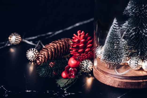 Weihnachtsbaum und leuchtende Lichterkette und Kegelkegel und Mistelzweig Dekoration
