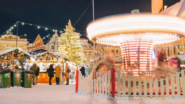 Weihnachtsbaum und Weihnachtsbeleuchtung