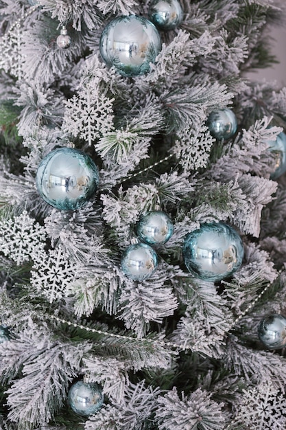 Weihnachtsbaum und Weihnachtsschmuck in Silberfarbe