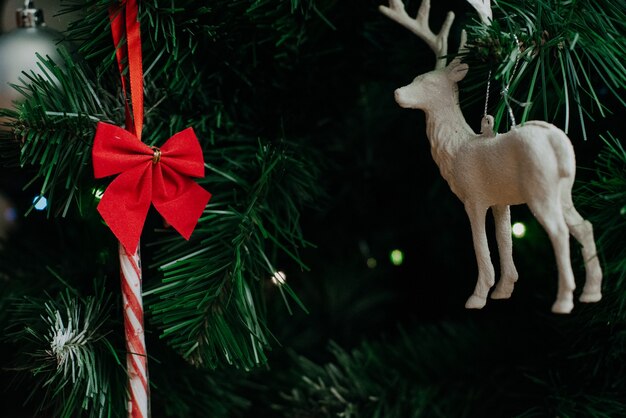 Weihnachtsbaum verziert mit einer girlande und weihnachtsspielzeug. nahaufnahme.