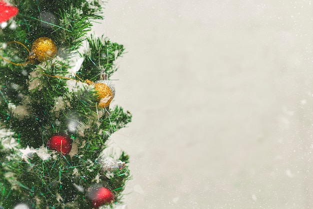 Weihnachtsbaum verziert mit festlichen Spielwaren. Platz kopieren.