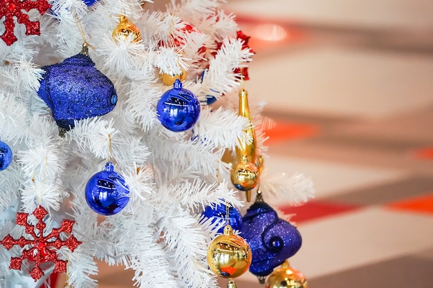 Weihnachtsbaum (weiße und grüne Farbe) und Neujahrsdekoration im Kaufhaus.