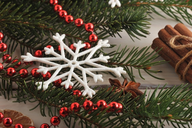 Weihnachtsbaum, Zimt, Perlen und Schneeflocke