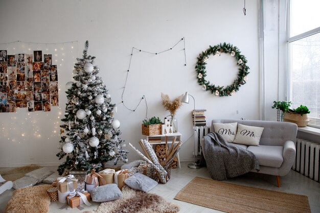 Weihnachtsbaum, zu Hause in der Nähe des Sofas