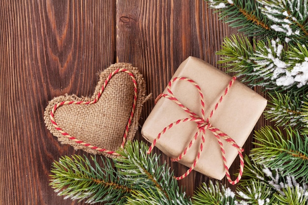 Weihnachtsbaumast mit Geschenkbox und Herzspielzeug