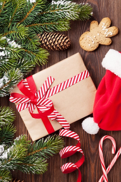 Weihnachtsbaumast mit Schnee und Geschenkbox. Ansicht von oben