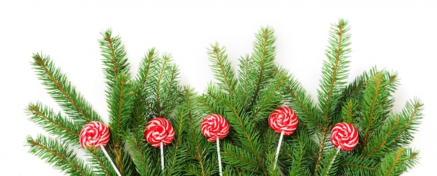Weihnachtsbaumaste und roter Lolipop als Dekor.