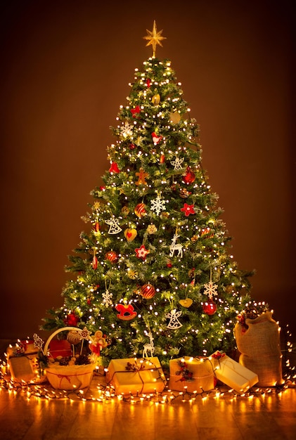 Weihnachtsbaumbeleuchtung in der Nacht Xmas-Dekorationen Geschenke