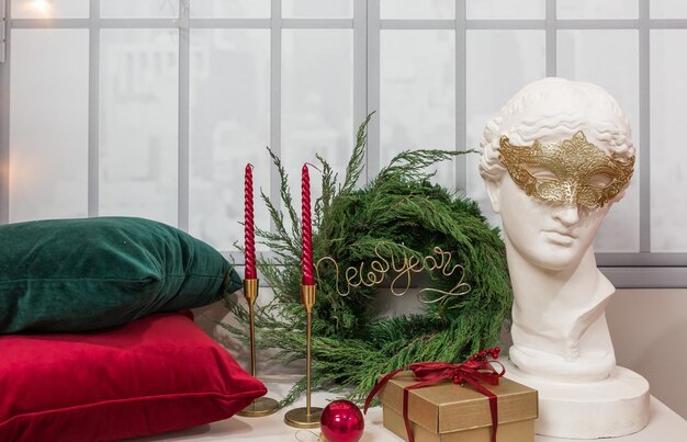Weihnachtsbaumdekor Glamourkerzen und Statue Büste Aphrodite