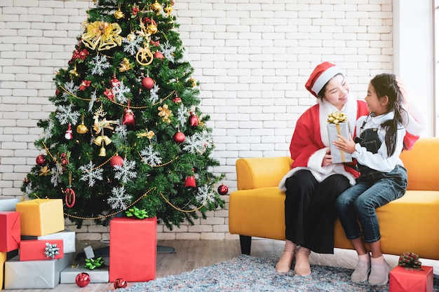 Weihnachtsbaumdekor im Wohnzimmer.