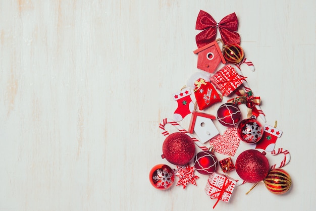 Weihnachtsbaumdekoration mit Kopienraum auf weißem hölzernem Hintergrund