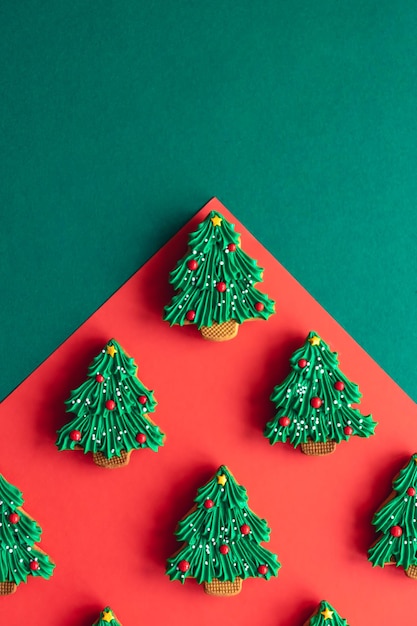 Weihnachtsbaumförmige Lebkuchenplätzchen, bedeckt mit Zuckerguss, flach gelegt
