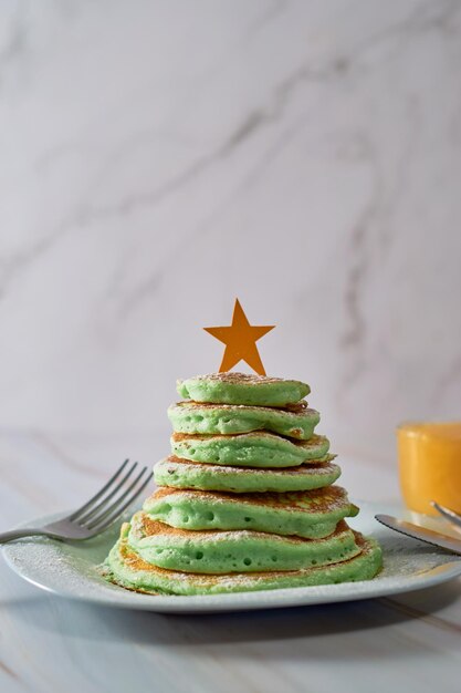 Weihnachtsbaumförmige Pfannkuchen auf dem Tisch Weihnachtsfrühstückskonzept