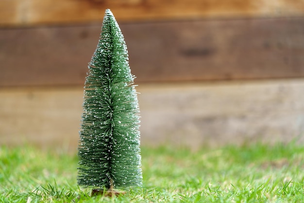 Weihnachtsbaumhintergrund und geschmückter Weihnachtsbaum auf verschwommenem Hintergrund