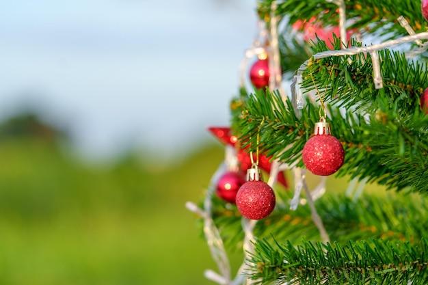 Weihnachtsbaumhintergrund und geschmückter Weihnachtsbaum auf verschwommenem Hintergrund