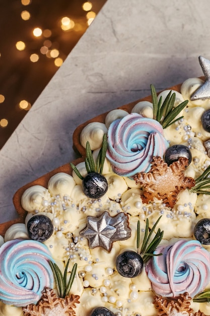 Weihnachtsbaumkuchen. Festliches süßes Geschenk, Dekor mit Neujahrslichtern.