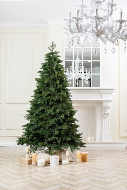 Weihnachtsbaumnahaufnahme ohne Spielzeug mit Geschenken. Gute Neujahrsstimmung. Grüner Weihnachtsbaum im Hauptinnenraum
