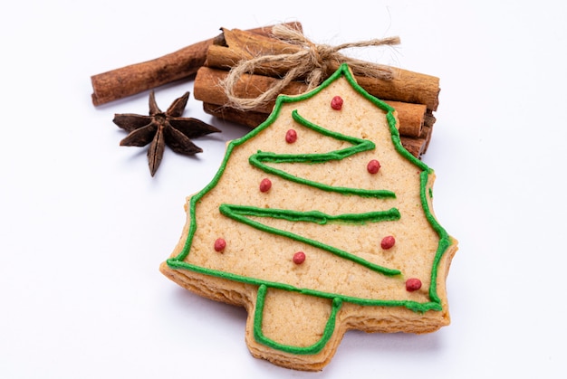 Weihnachtsbaumplätzchen auf Zimt.