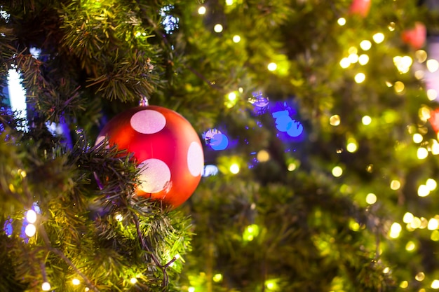 Weihnachtsbaumschmuck beleuchteter Hintergrund