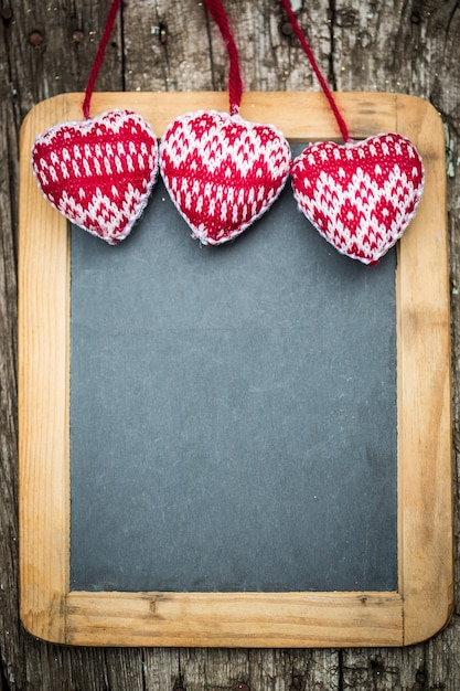 Weihnachtsbaumschmuck grenzt an Vintage Holztafel Winterurlaub Konzept