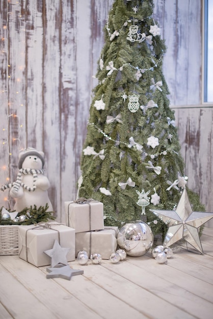 Weihnachtsbaumschmuck im skandinavischen Stil aus natürlichen Tannenzweigen