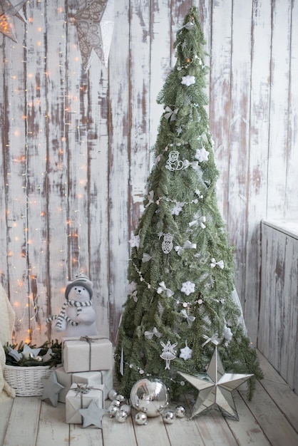 Weihnachtsbaumschmuck im skandinavischen Stil aus natürlichen Tannenzweigen