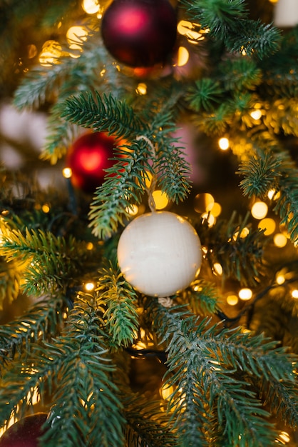 Weihnachtsbaumspielzeug auf Weihnachten verzierte Weihnachtsbaum