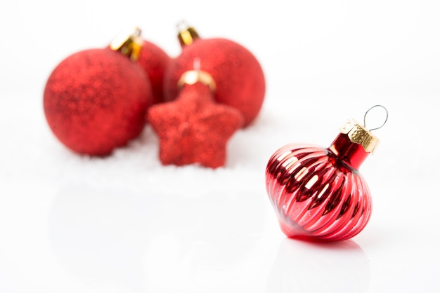 Weihnachtsbaumspielzeug, rote Weihnachtskugeln auf weißem Hintergrund, celective Fokus